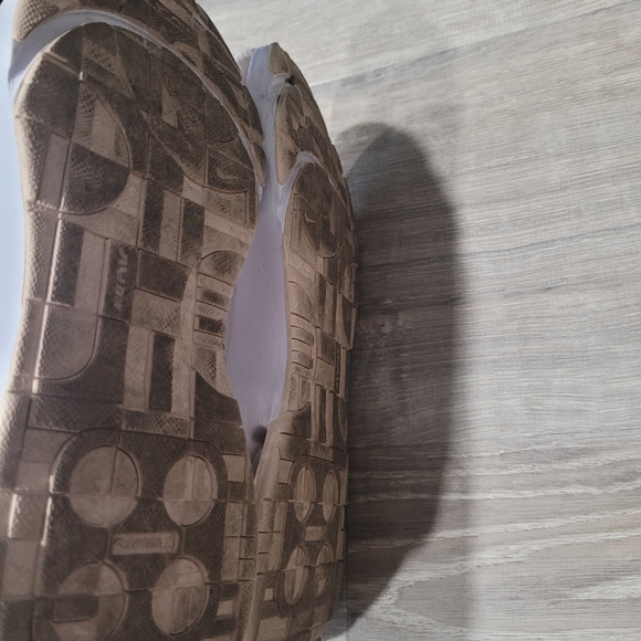 LIKE NEW Womans Nike Air Max Lite Casual Neutral Sneakers 9 - Picture 5 of 5